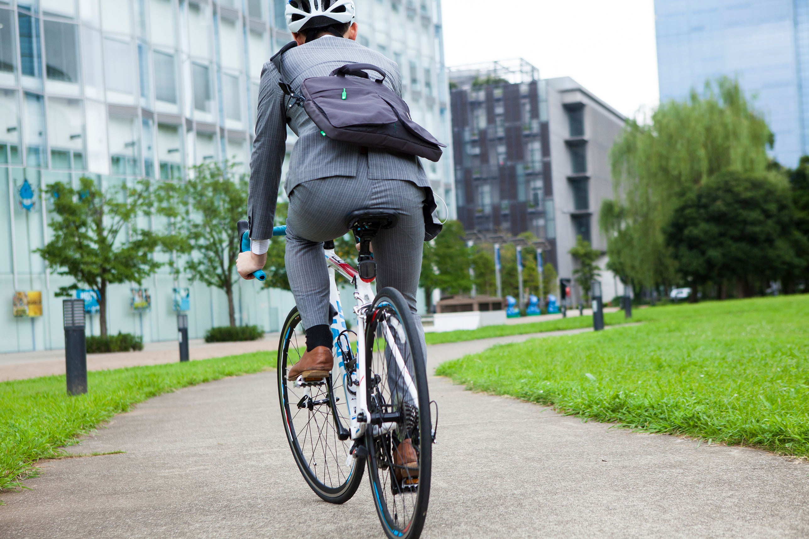 iPhone wireless charger and phone mount on a bike